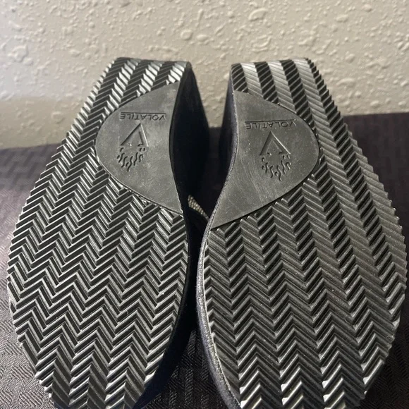 Volatile Elegant Black and White Wedge Sandals Never Worn - Picture 3 of 4